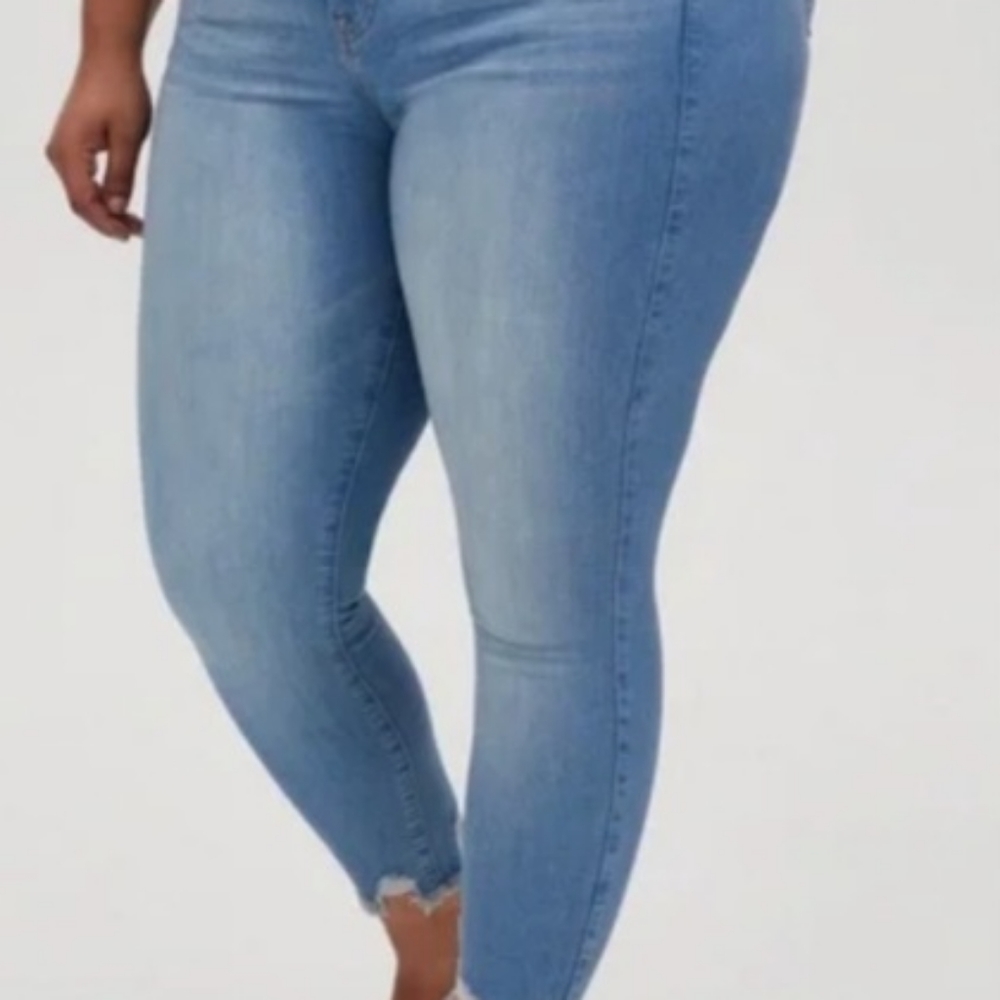 Bombshell Skinny Light wash frayed ankle